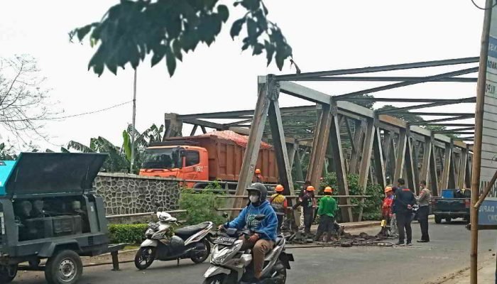Jembatan Penghubungan Cipendawa-Jatiasih Ambles, Macet Panjang Tak Terelakkan
