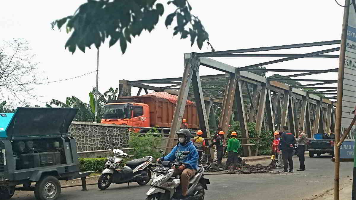 Jembatan Cipendawa-Jatiasih, Kota Bekasi bagi kepala terjadi ambles akibat baut hilang dicuri. Saat ini diterapkan contraflow Jumat (26/1/2024)