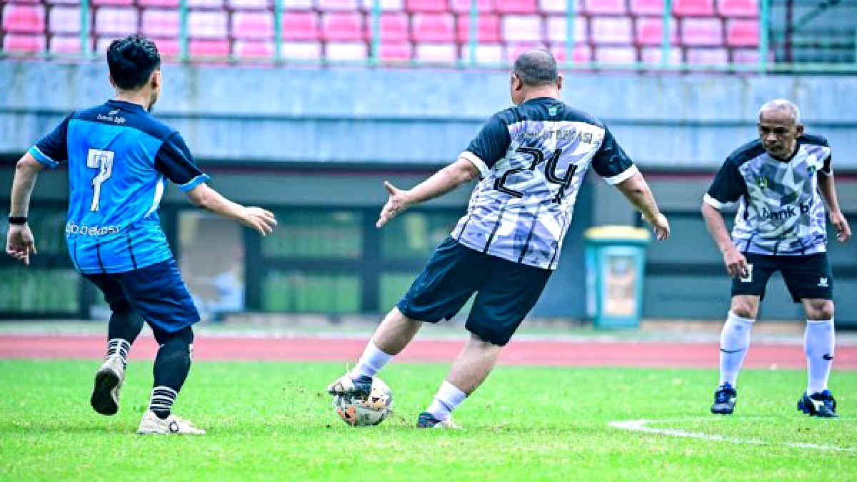 Terungkap, Ternyata Jersey Nomor 2 Hanya Dipamerkan Saat Foto Bersama. Terlihat saat bermain Camat Bekasi Barat Gutus menggunakan jersey nomor punggung bukan 2, pada pertandingan persahabatan 29 Desember 2023 - foto dok ist