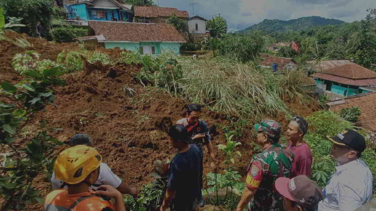 Aparat pemerintah, TNI, dan warga meninjau lokasi bencana tanah longsor di Desa Sekarwangi, Kecamatan Cibadak, Kabupaten Sukabumi, Jawa Barat, Rabu (24/1/2024).