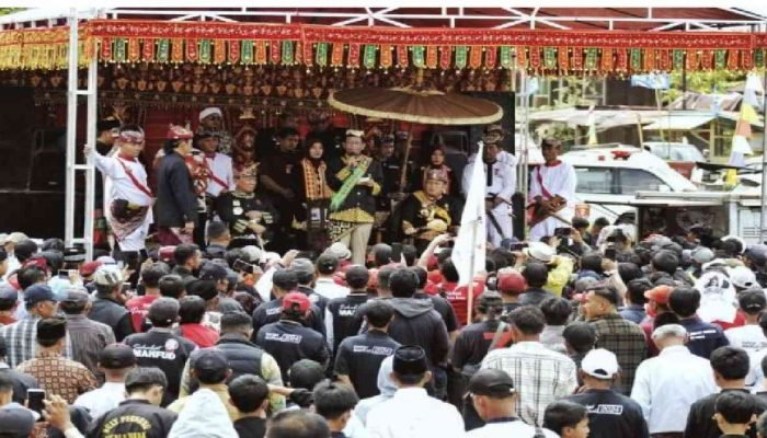 Cawapres Mahfud Md Dianugerahi Gelar Adat Batin Perkasa Saibani Niti Hukum