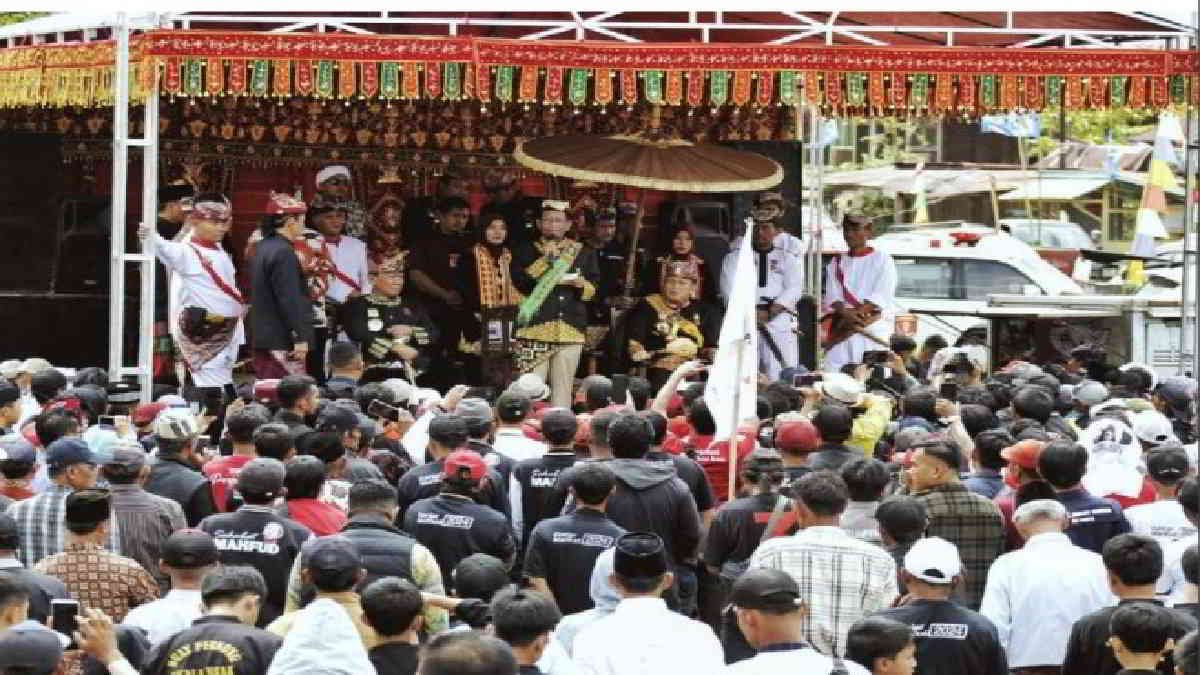 Calon Wakil Presiden Nomor Urut 03, Mahfud Md, dianugerahi gelar adat Batin Perkasa Saibani Niti Hukum oleh Kerajaan Adat Kepaksian Pernong, Lampung Barat, pada 25 Januari 2024