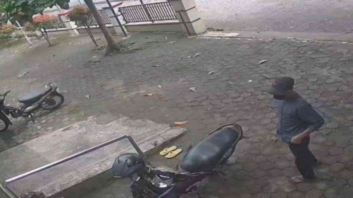 Pelaku pencurian motor revo yang terparkir di halaman Puskesmas Siring Betik, wonosobo, Tanggamus terekam CCTV- foto ist