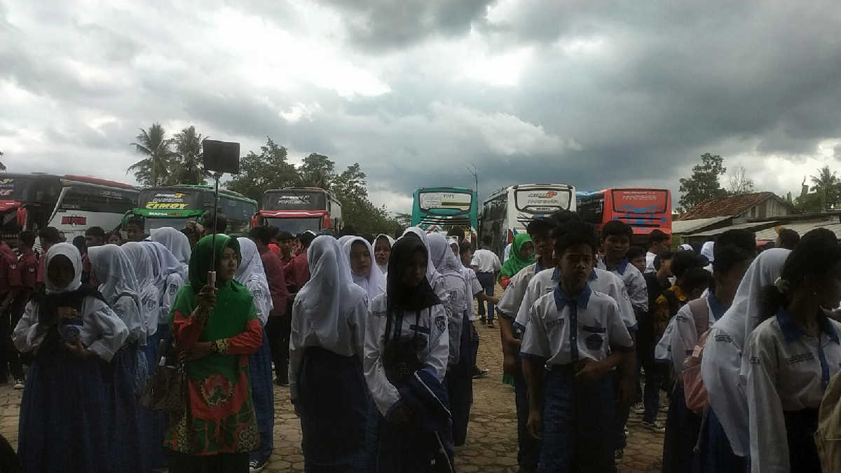 Sebanyak 240 peserta didik SMPN 1 Pekalongan saat tiba di Sekampung Udik dalam kegiatan P5. dalam kegiatan itu per siswa ditarik Rp200 ribu, Kamis 11 Januari 2023 - foto Jali