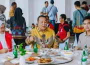 Kaesang Pangarep Ketua Umum PSI bicang sambil sarapan dengan Gubernur Lampung Arinal Djunaidi di Mahan Agung sebagai agenda utama safari politik di Lampung, Jumat 19 Januari 2024- foto ist