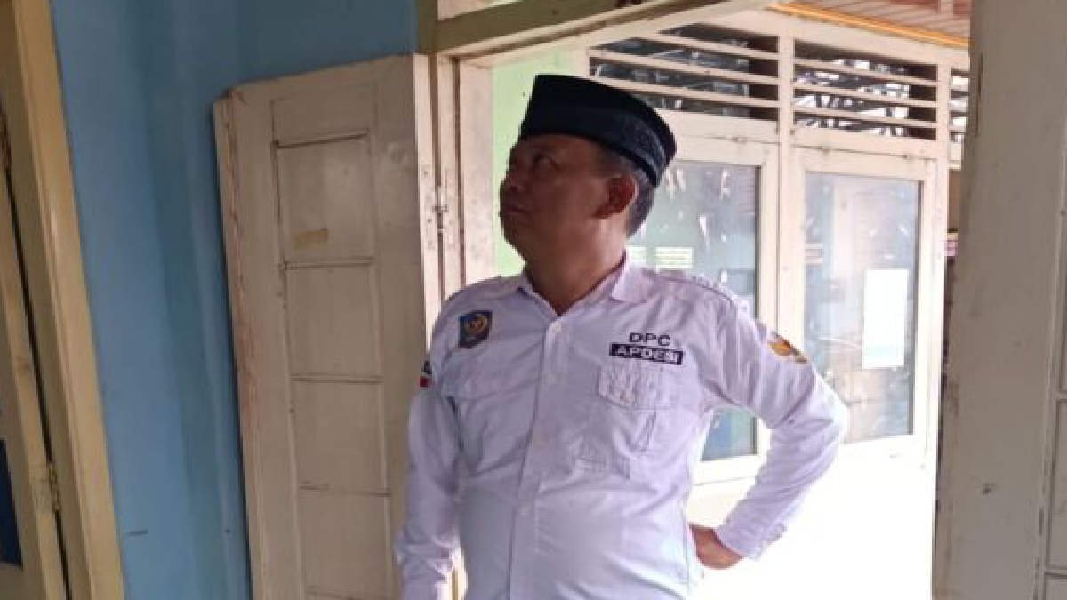 Suharto Kepala Pekon Tegalsari, Gadingrejo saat melihat hasil renovasi rangka atap baja dikantornya melalui bantuan provinsi dianggapnya asal jadi, Kamis 25 Januari 2024