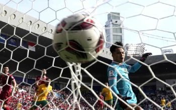 Ernando Ari Sutaryadi Penjaga Gawang Indonesia, saat kebobolan gol kedua pada pertandingan babak 16 besar Piala Asia , Minggu 28 Januari 2024