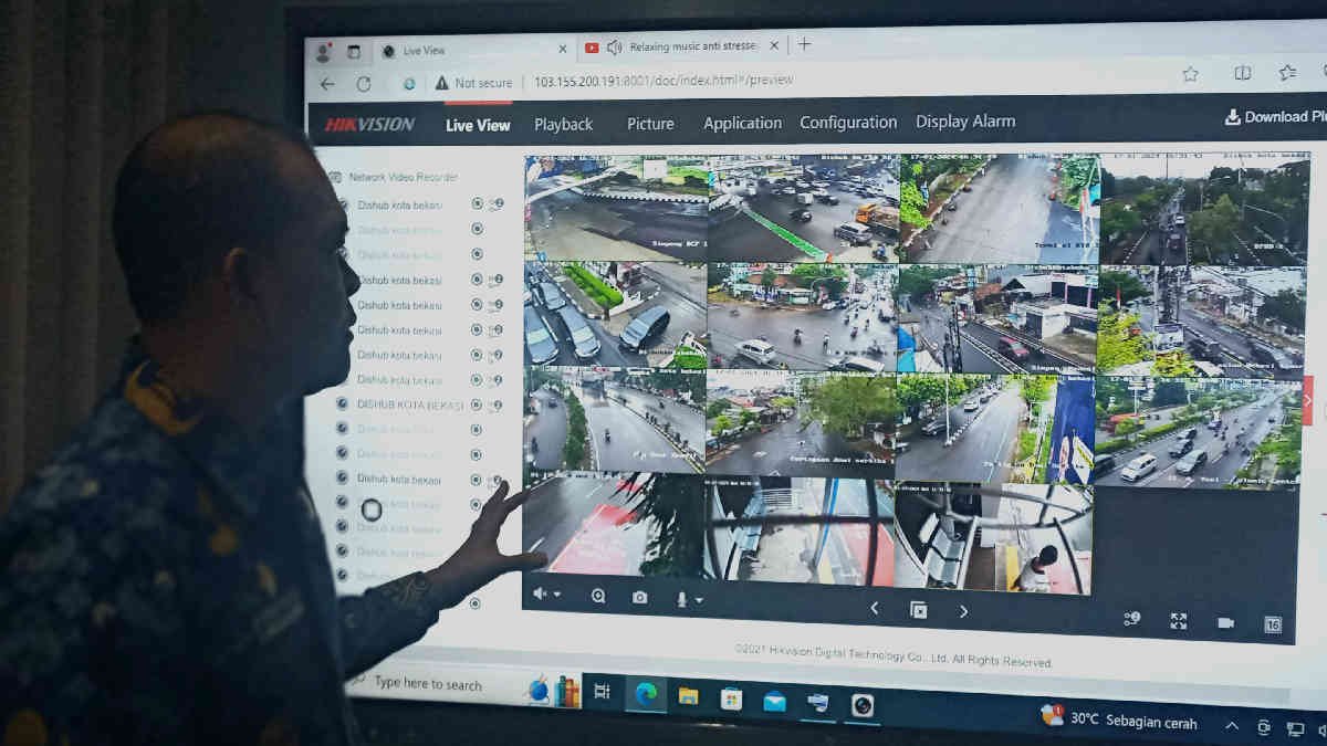 Zeno Bachtiar Kepala Dinas Perhubungan Kota Bekasi saat memberi pemaparan fasilitas yang tersedia di halte modern dan smart yang baru selesai dibangun di 10 titik, Rabu (17/1/2024)