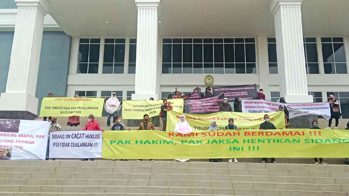 Korban kasus dugaan TPPU EDCcash gelar aksi di kantor PN Kota Bekasi yang baru pada Senin 15 Januari 2024