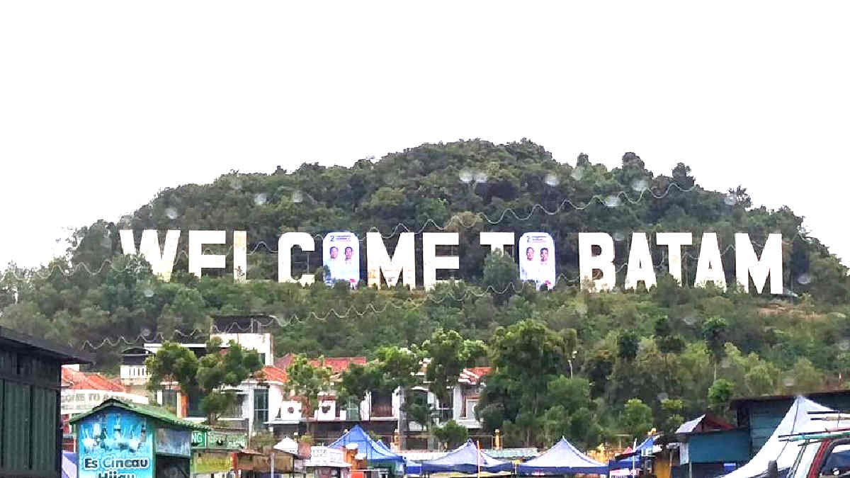 Penampakan Baliho Capres Nomor Urut 2 tepat di monumen bertuliskan Welcome To Batam sebelum dicopot