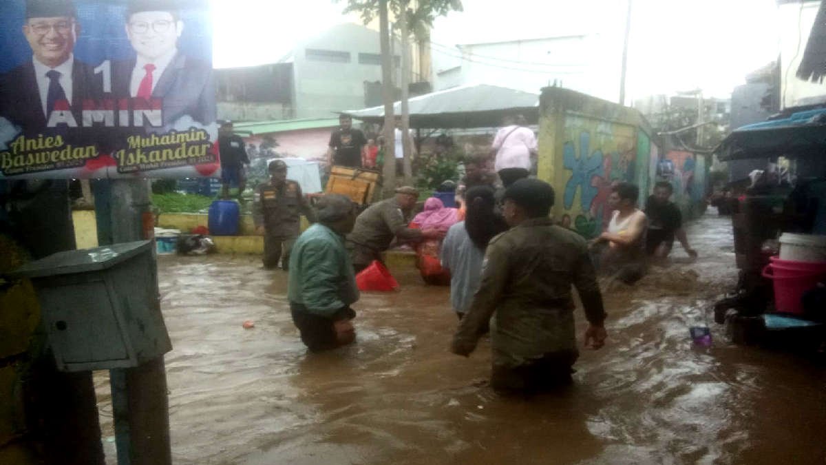Banjir bandang yang menerjang kawasan pemukiman padat penduduk di kawasan Braga, Kota Bandung, pada Kamis 11 Januari 2024 sore memberi dampak cukup parah.