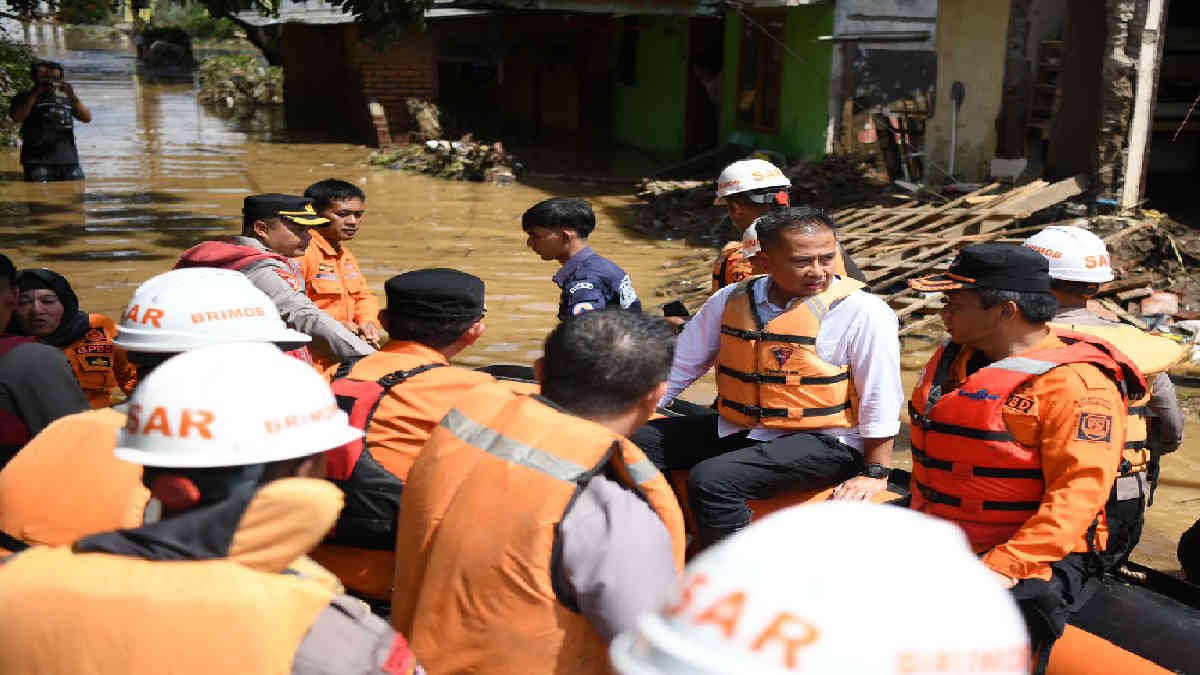 Pj Gubernur Jawa Barat Bey Machmudin meninjau lokasi banjir di Kampung Lamajang Peuntas, Desa Citeureup, Kecamatan Dayeuhkolot, Kabupaten Bandung, Jumat (12/1/2024).(Foto: Rizal FS/Biro Adpim Jabar)