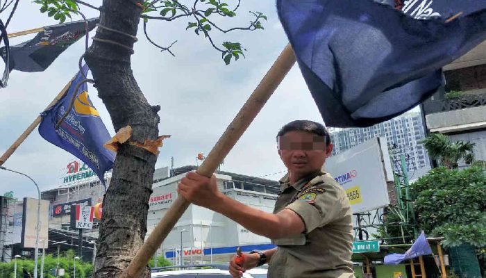 Ketua NasDem Kota Bekasi Mempertanyakan Soal Pencopotan Bendera Partai di Jalan A Yani