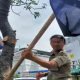 Satpol PP Kota Bekasi ketangkap kamera saat melakukan penurunan APK Bendera Partai NasDem di Jalan A Yani, pada acara workshop yang digelar partai di hotel pada 8 Januari 2024 - foto ist
