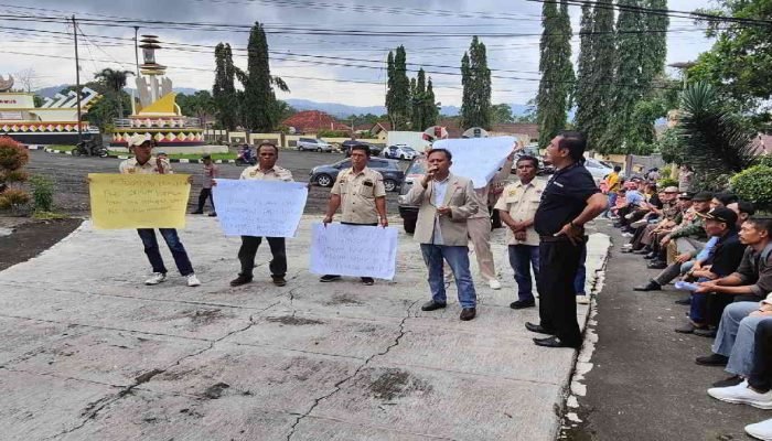Massa Aksi Desak Pj Bupati Tanggamus Ganti Sekda dan Pejabat di Inspektorat