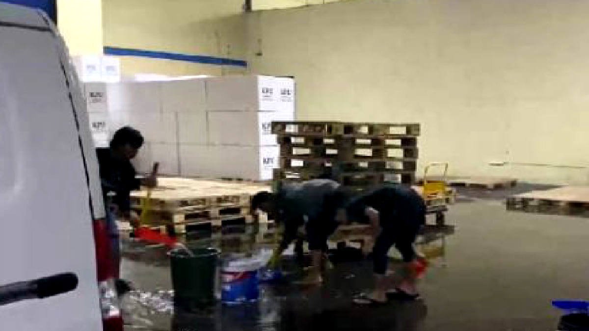 Gudang logistik KPU Kota Bekasi di Bekasi Utara nyaris rusak terendam banjir yang terjadi pada 9 Januari 2024 sore .