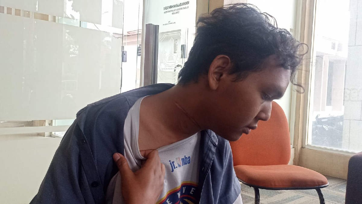 Leher Seorang mahasiswa asal Kampus Universitas Bhayangkara Bekasi atas nama History Cally Power nyaris putus tersangkut kabel optic saat melintas di Bekasi Utara, Selasa 23 Januari 2024.