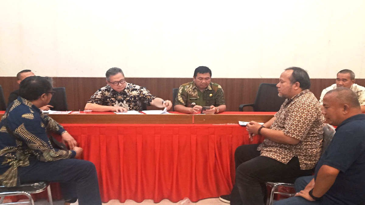 Penandatanganan berita acara tuntutan warga komplek Cires kepada pihak manajemen Apartemen Majapahit Suites terkait konpensasi. Penandatangan dilaksanakan diaula kantor Kecamatan Jatisampurna, Kota Bekasi, Jumat 19 Jan 2024 malam-foto Rajomengiyan