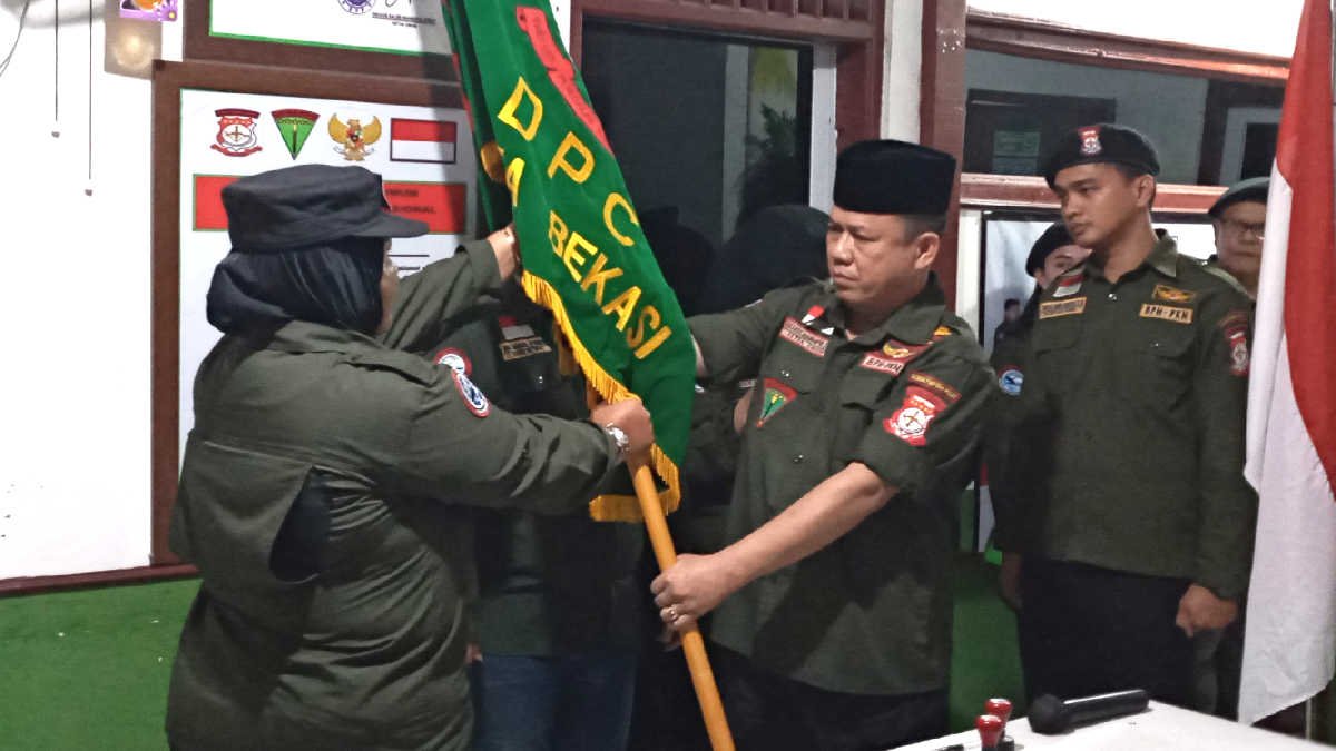 Ketua Umum Perisai Kebenaran nasional (PKN) Dikaios Kaleb Mangapul Sirait, melantik dan mengukuhkan pengurusan DPC PKN Kota Bekasi pada Selasa 9 Desember 2024
