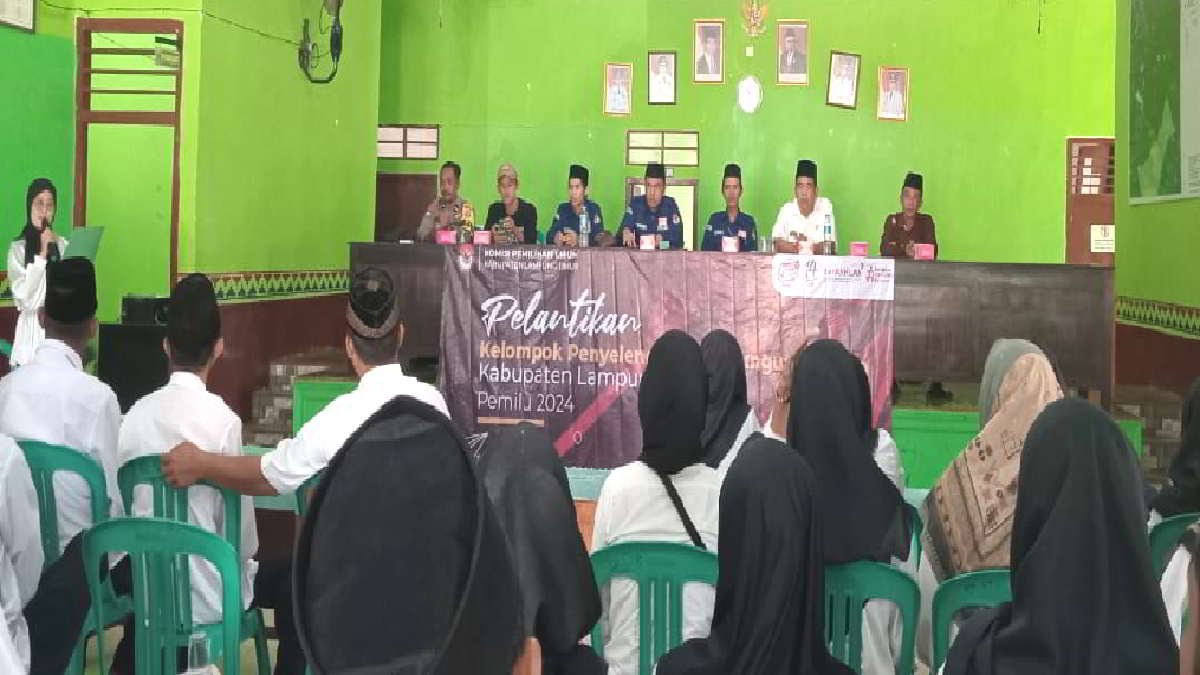 Suasana pelantikan ratusan anggota KPPS di Balai Desa Gunung Sugih Besar, Sekampung Udik, Kabupaten Lampung Timur pada 25 Januari 2024