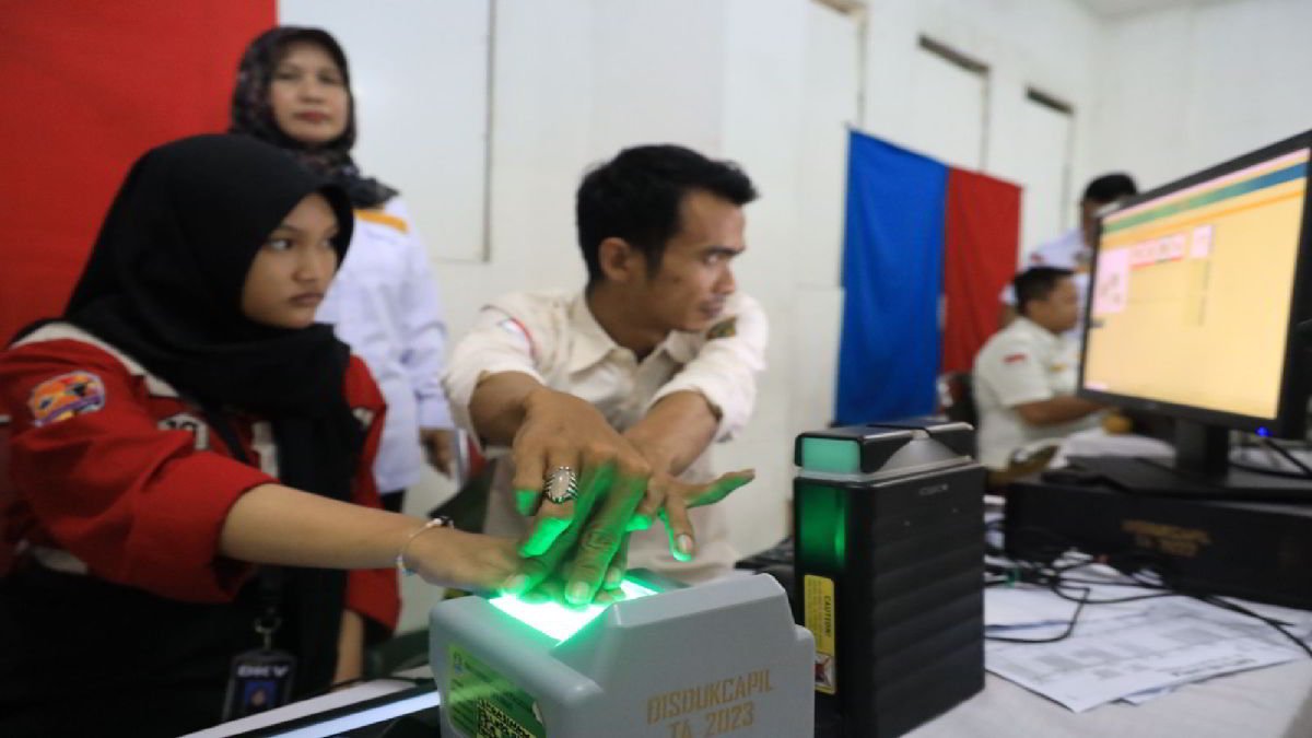 Suasana Perekaman e-KTP bagi pemula di SMK Bina Karya Mandiri bersama Disduk Capil dalam rangka jemput bola pada pencetakan KTP yang Optimal di Sekolah. Rabu, (31/01/24).- foto hms