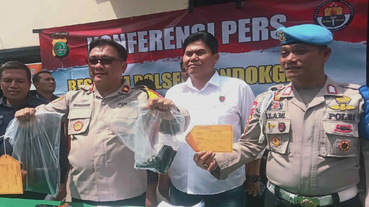 Kapolsek Pondok Gede Kompol Dwi Haribowo gelar konfrensi pers ungkap kasus pemerasan dengan modus tabrak spakbor di Jatibening, Kamis 25 Januari 2024