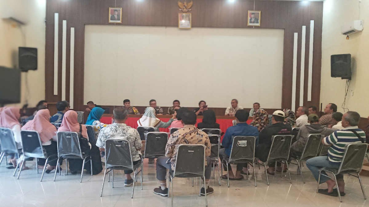 Suasana pertemuan antara warga Cibubur Residence dengan developer apartemen Majapahit Suites Cibubur di aula kecamatan Jatisampurna, Kota Bekasi pada Jumat 19 Januari 2024-