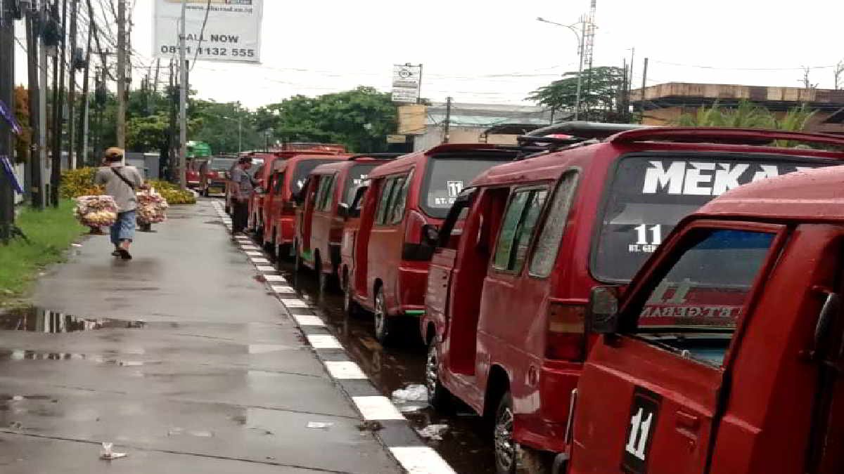 Ratusan Sopir Angkot K-11 di Kota Bekasi gelar aksi menolak pengoperasian puluhan armada BISKITA dengan rute Vida-Summerecon, yang dilaunching hari ini Kamis 29 Februari 2024