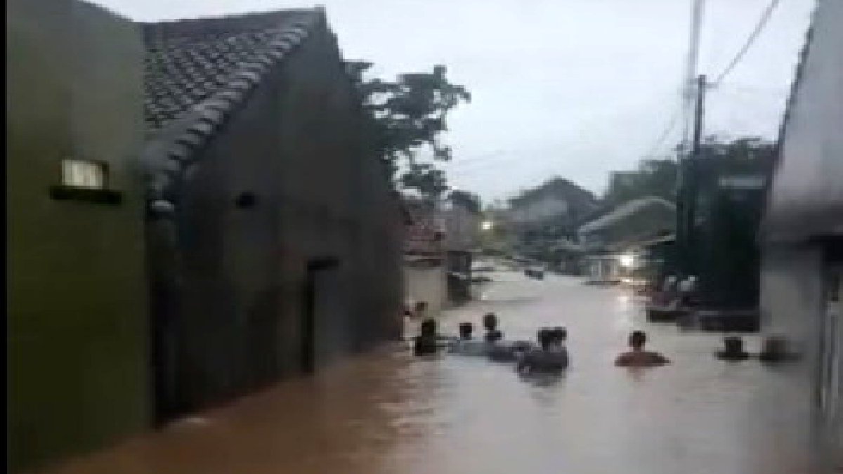 Hujan deras pada Sabtu sore 24 Februari 2024 membuat Kota Bandar Lampung dikepung Banjir