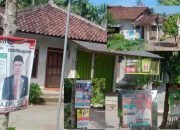 Masa Tenang, Alat Peraga Kampanye Masih Bertebaran Dekat Kantor PPS di Semaka Tanggamus