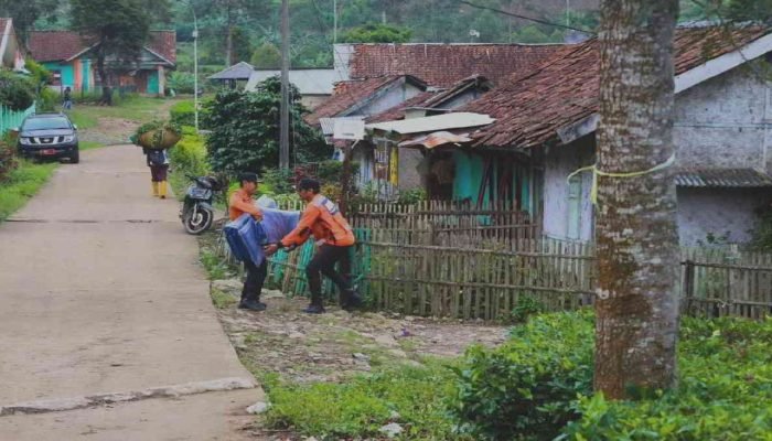 BPBD Jabar Siapkan Terpal untuk Warga Terdampak Puting Beliung di Kertasari