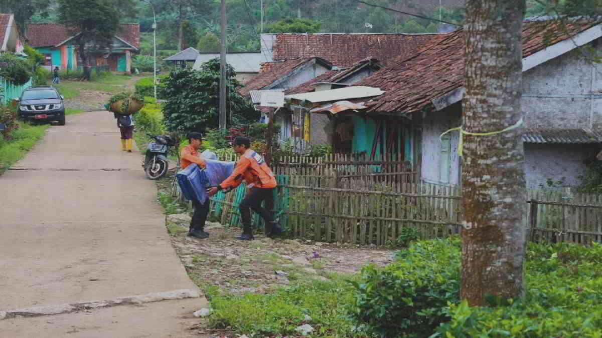 BPBD Jawa Barat telah melakukan asesmen dan menyediakan terpal untuk warga yang rumahnya terdampak puting beliung di Kampung Citawa, Desa Tarumajaya, Kecamatan Kertasari, Kabupaten Bandung, Sabtu (24/2/2024).