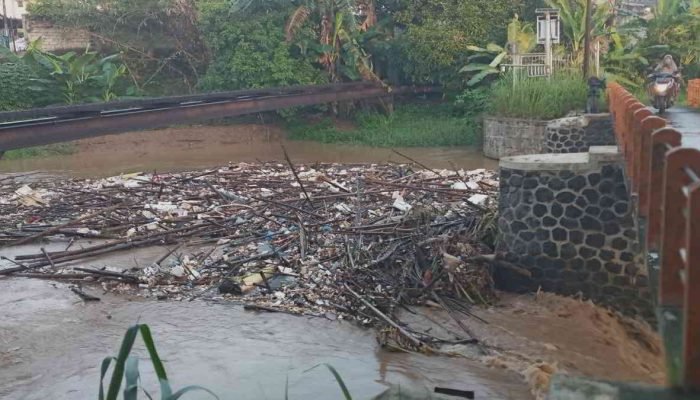 Bendung Koja Jatiasih Mulai Dipenuhi Sampah