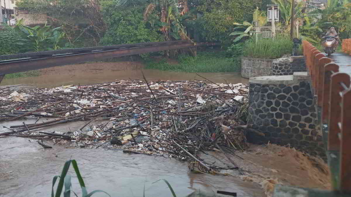 Tumpukan sampah memasuki musim penghujan mulai memenuhi Bendung Koja, Jatiasih, Kota Bekasi, Jumat 2 Februari 2024