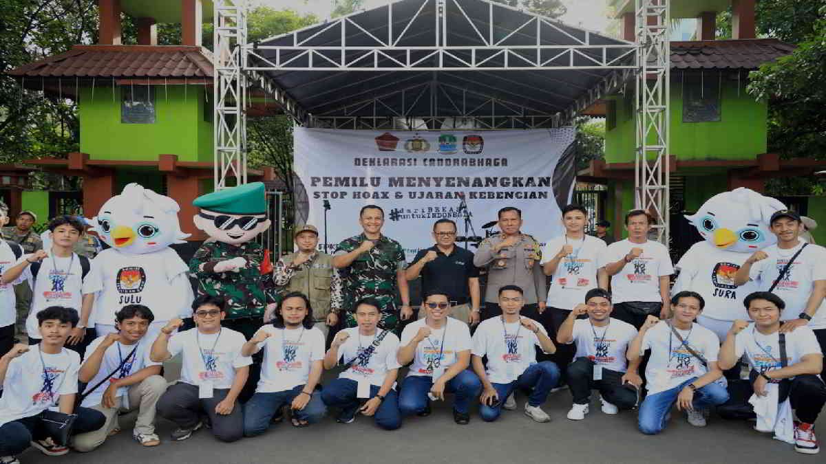 Pj Wali Kota Bekasi Gani Muhamad pimpin deklarasi Candrabaga, hadapi pemilu meneyenangkan di areal Car Free Daya, Jalan A Yani, Minggu (4/2/2024)
