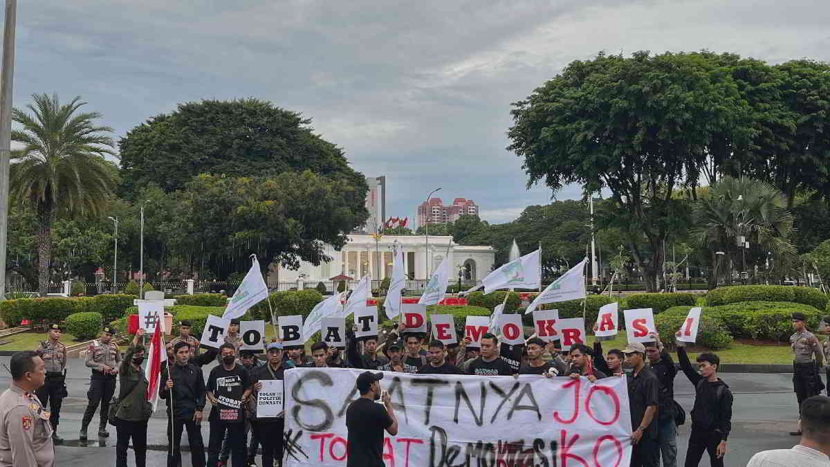 PP KAMMI melakukan aksi demonstrasi di depan Istana Negara, Jl. Medan Merdeka Barat, Jakarta.