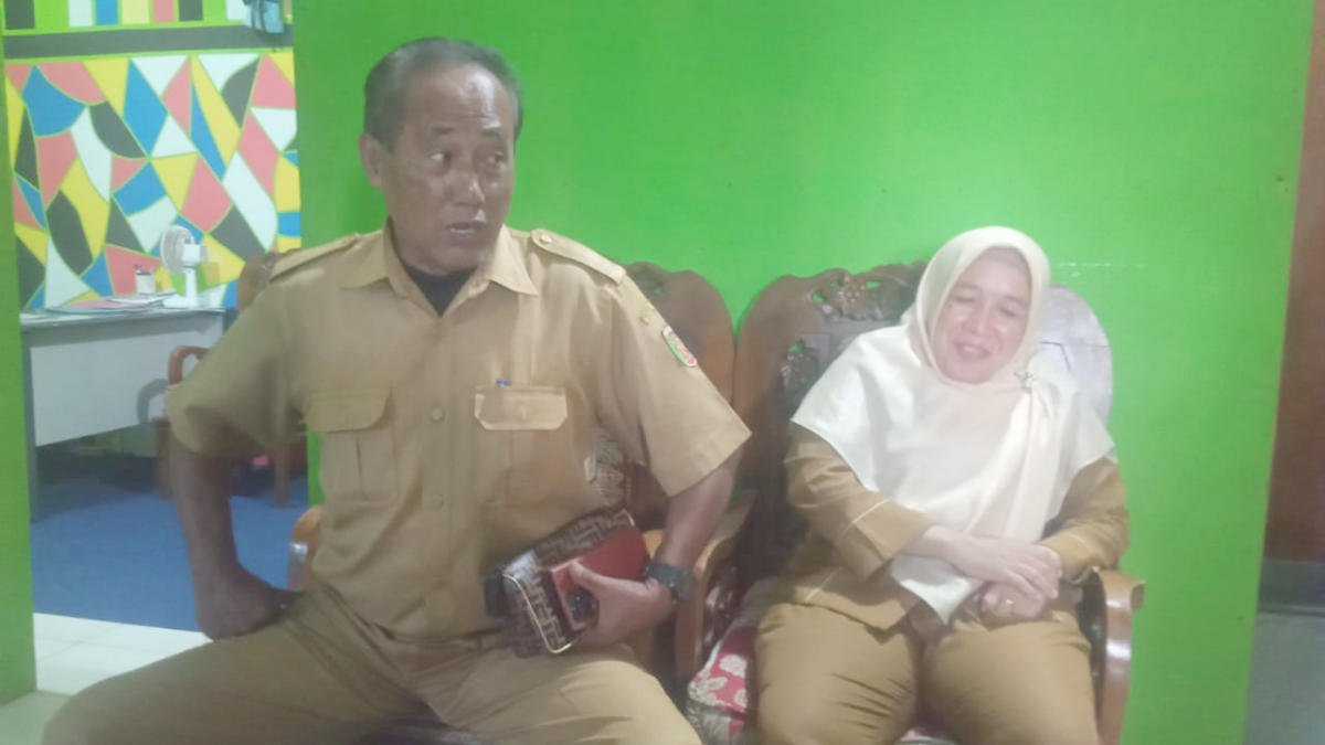 Slamet Kepala SMAN 1 Cukuh Balak dan Afridayani Mantan Plh Kepala SMAN 1 Cukuh Balak saat di ruangan kantor sekolah setempat, Selasa 27 Februari 2024, (foro_wssl)