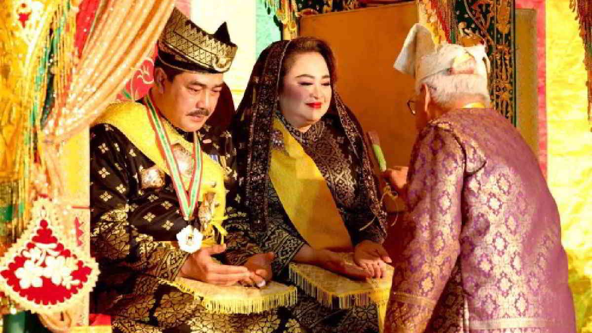 Komjen Pol Agus Andrianto dianugerahi gelar kehormatan sebagai Datok Seri Sakti Bhayangkara oleh Lembaga Adat Melayu (LAM) di Aula Wan Seri Bintan, Dompak Kota Tanjungpinang, Sabtu (3/2/2024).