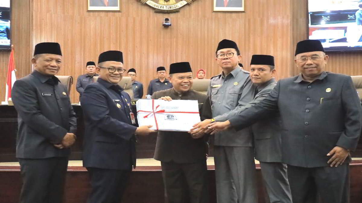 Penandatangan bersama 5 (lima) Raperda menjadi Perda oleh Ketua DPRD Kota Bekasi dan para wakil Ketua Dewan serta Pj. Wali Kota Bekasi bersama Sekretaris Daerah Kota Bekasi, pada Senin 26 Februari 2024
