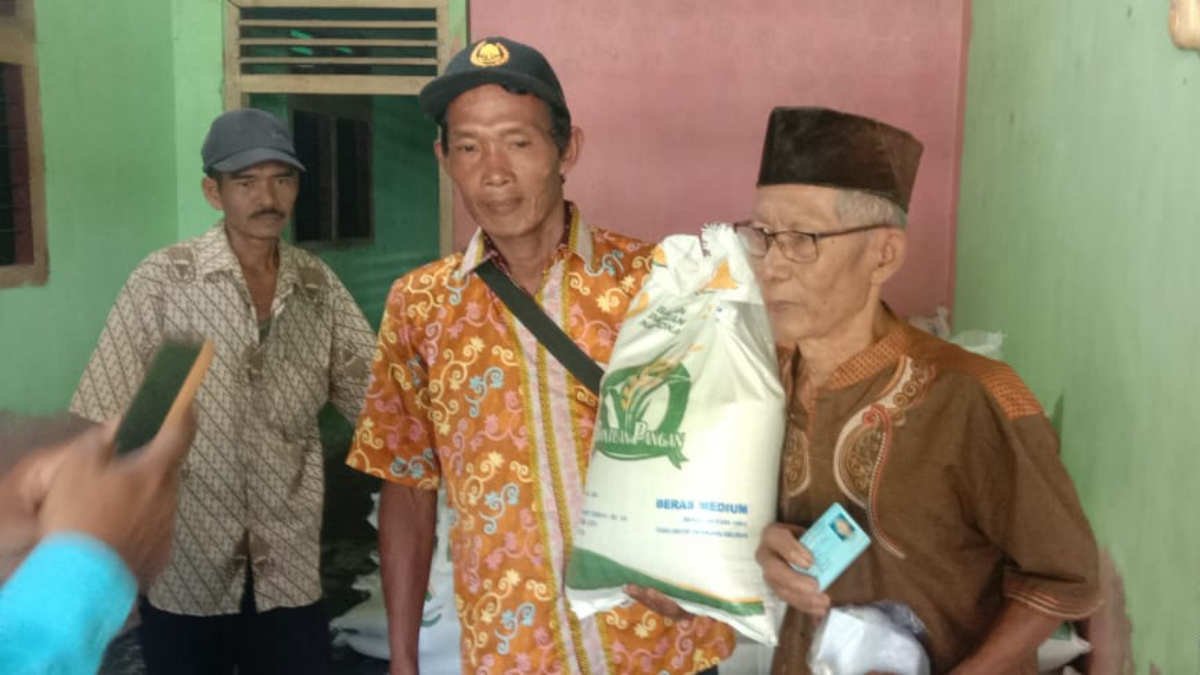 Pembagian KPM secara simbolis bantuan beras dari pemerintah pusat di Pekon (desa) Sripurnomo, Kecamatan Semaka, Kabupaten Tanggamus, Lampung, Selasa 27 Februari 2024