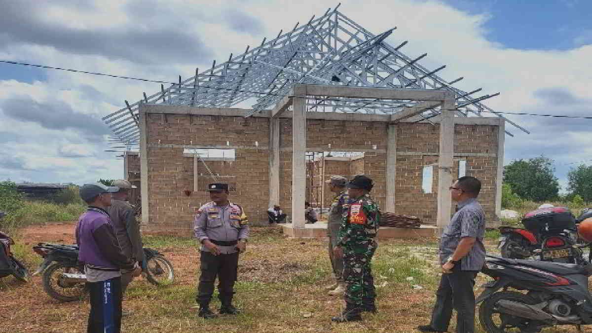 Lurah Air Raja,Babinsa Air Raja, Bhabinkamtibmas Air Raja, Ketua RT. 003 Kampung Banjar, Asman dan sejumlah personil Satuan Polisi (Satpol) Pamong Praja (PP) Pemerintah Kota Tanjungpinang saat meninjau pembangunan gereja di Batu 15, Sabtu 24 Februari 2024