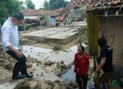 Tinjau Lokasi Banjir Ujungjaya, Pj Gubernur Jabar Usul TPS Keliling