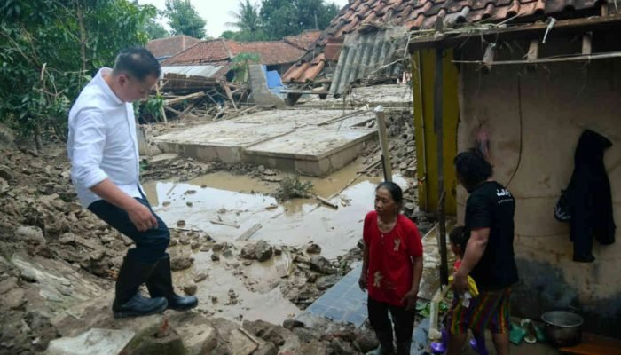Tinjau Lokasi Banjir Ujungjaya, Pj Gubernur Jabar Usul TPS Keliling