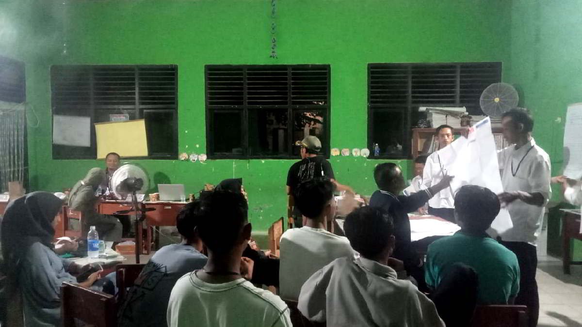 Suasana tiga TPS di Dusun Sidoluhur, Desa Sidoasri, Candipuro Lampung Selatan, yang menggunakan ruang SD. Hal itu sempat membuat kegiatan belajar mengajar terganggu, Kamis 15 Februari 2024 - foto Wahid Tobo