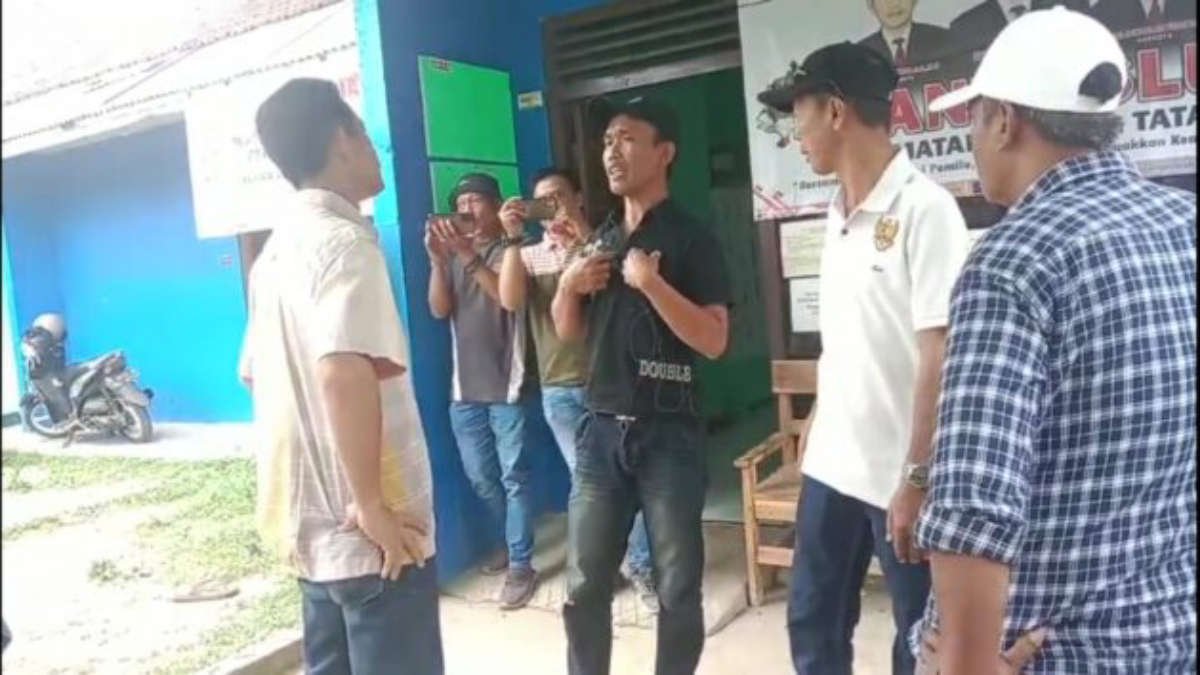 Warga desa Begelen saat menggruduk kantor Panwaslu Kecamatan Gedong Tataan pada 24 Januari 2024- foto dok