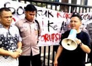 Barisan Muda Bekasi (BMB) kembali ngeluruk Gedung Kejaksaan Negeri Kota Bekasi pada, Jumat siang (02/02/2024).