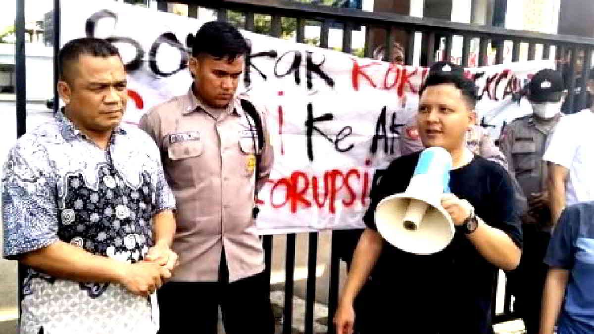 Barisan Muda Bekasi (BMB) kembali ngeluruk Gedung Kejaksaan Negeri Kota Bekasi pada, Jumat siang (02/02/2024).