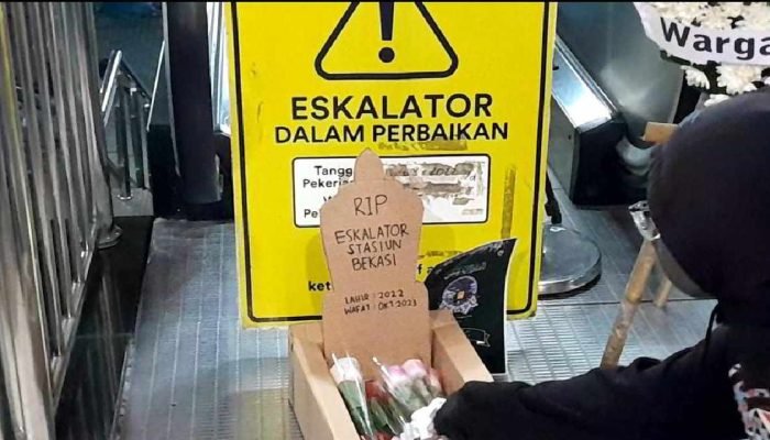 Eskalator di Stasiun Bekasi 3 Bulan Mati, Penumpang Kirim Karangan Bunga Duka Cita