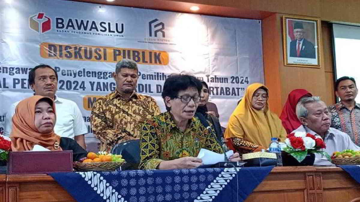 Ketua Umum Forum Rektor PTMA, Prof. Gunawan Budiyanto saat membacakan pernyataan sikap PTMA terkait Pemilu 2024, Jumat (2/2/2024)