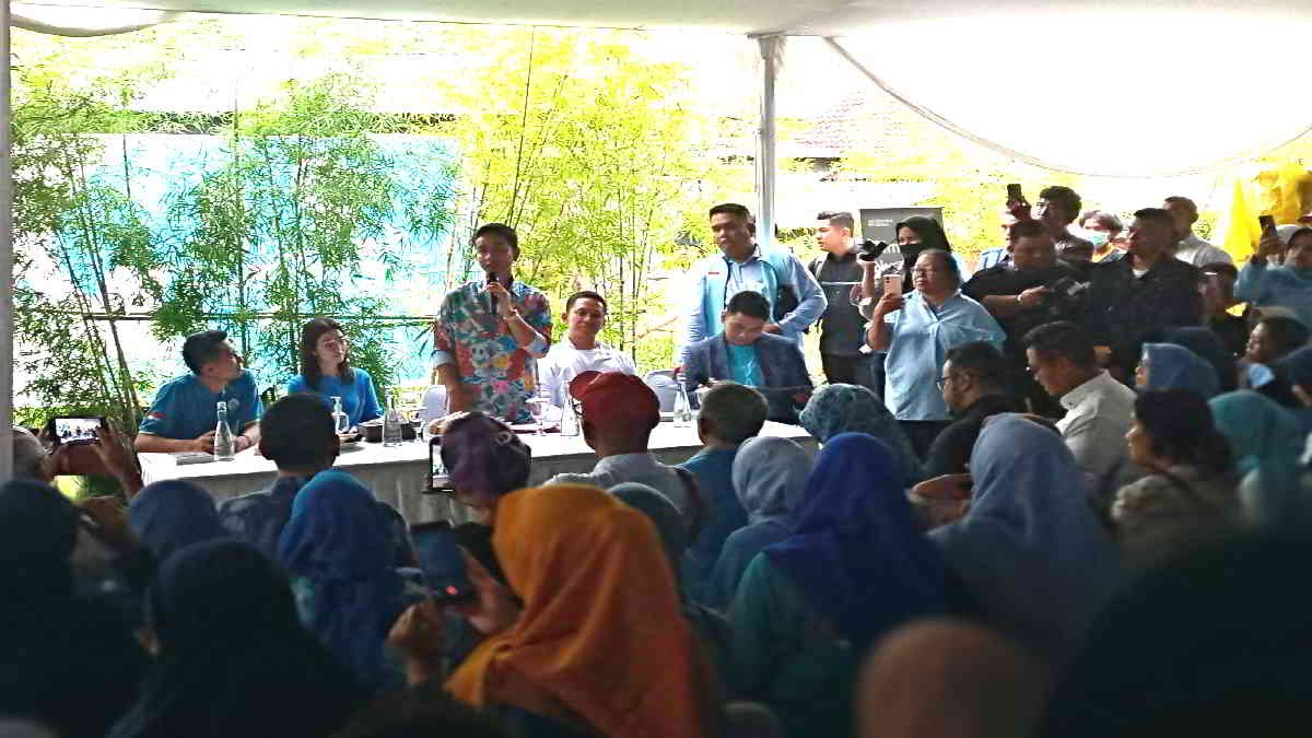 Cawapres Gibran Rakabuming Raka berjanji akan membantu alat pelindung diri bagi ribuan pemulung di Bantar Gebang, Kota Bekasi. Itu disampaikan saat dialog dengan tema Gimmick Nyampah Gibran, Jumat 2 Februari 2024